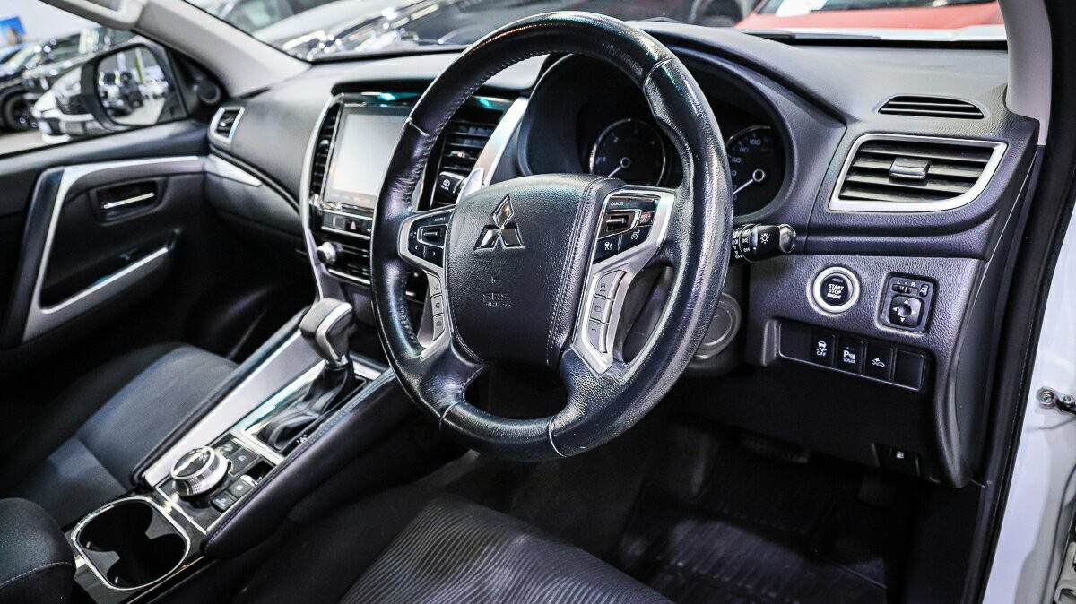 Mitsubishi Pajero Sport image 4