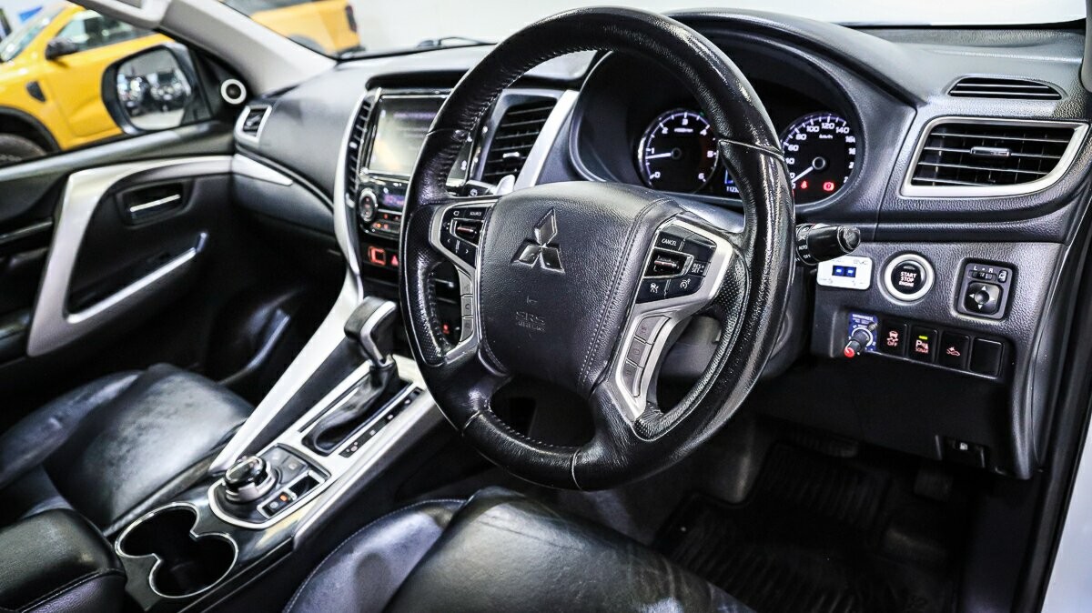 Mitsubishi Pajero Sport image 4