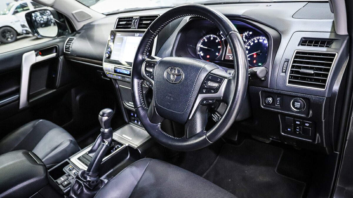Toyota Landcruiser Prado image 4