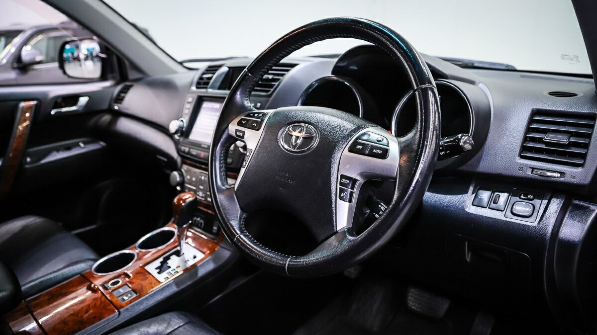 Toyota Kluger image 4