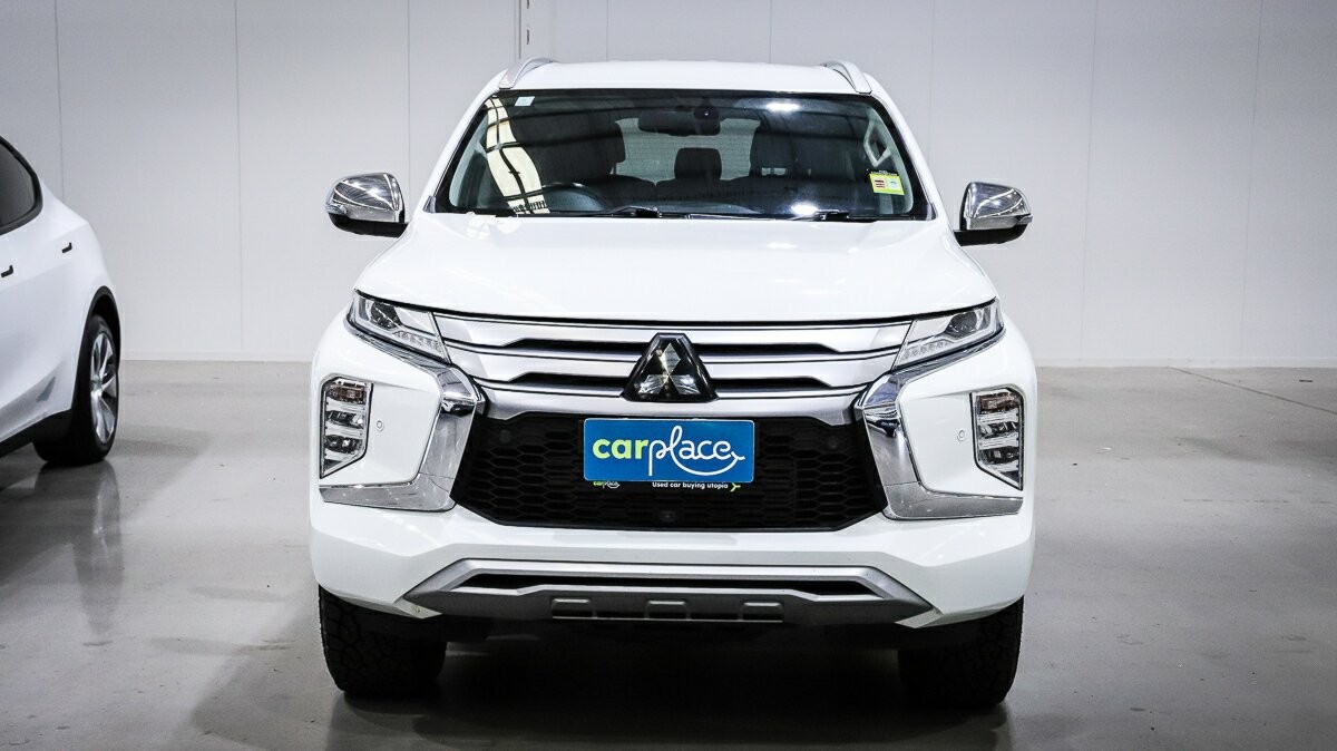 Mitsubishi Pajero Sport image 2