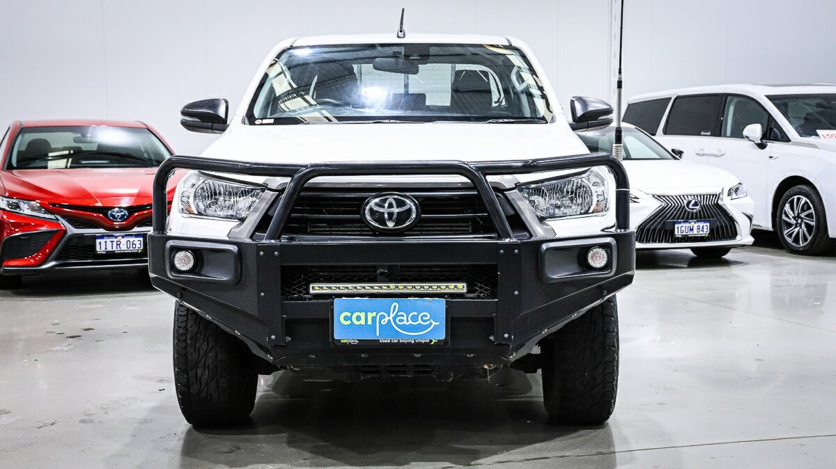 Toyota Hilux image 2