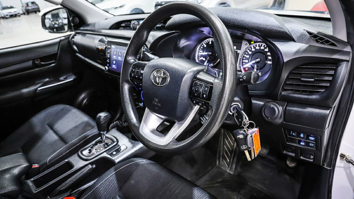 Toyota Hilux image 4