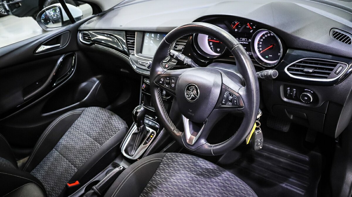 Holden Astra image 4