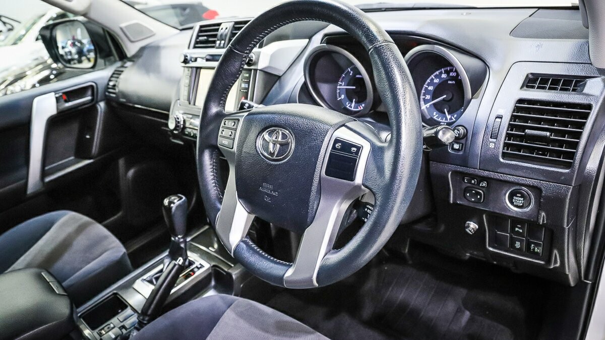 Toyota Landcruiser Prado image 4