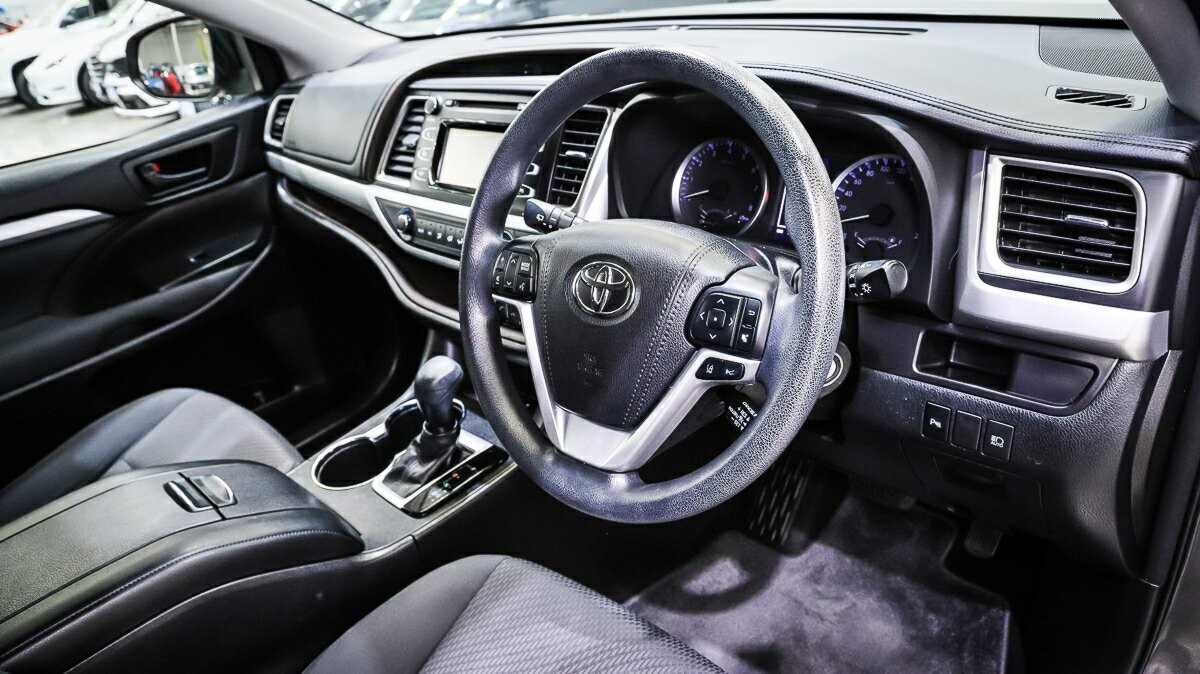 Toyota Kluger image 4