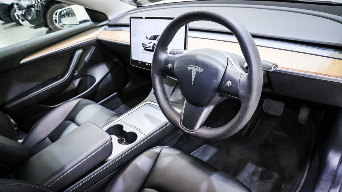 Tesla Model 3 image 4
