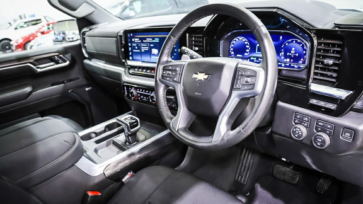 Chevrolet Silverado image 4