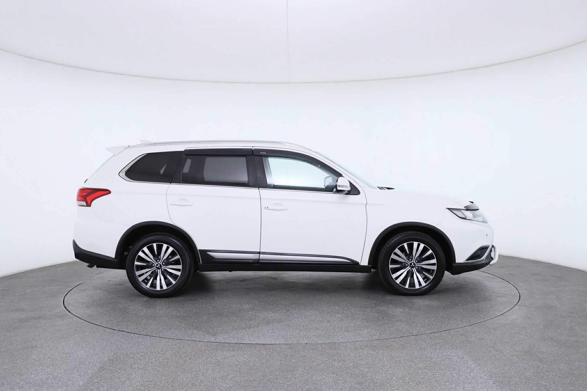 Mitsubishi Outlander image 4