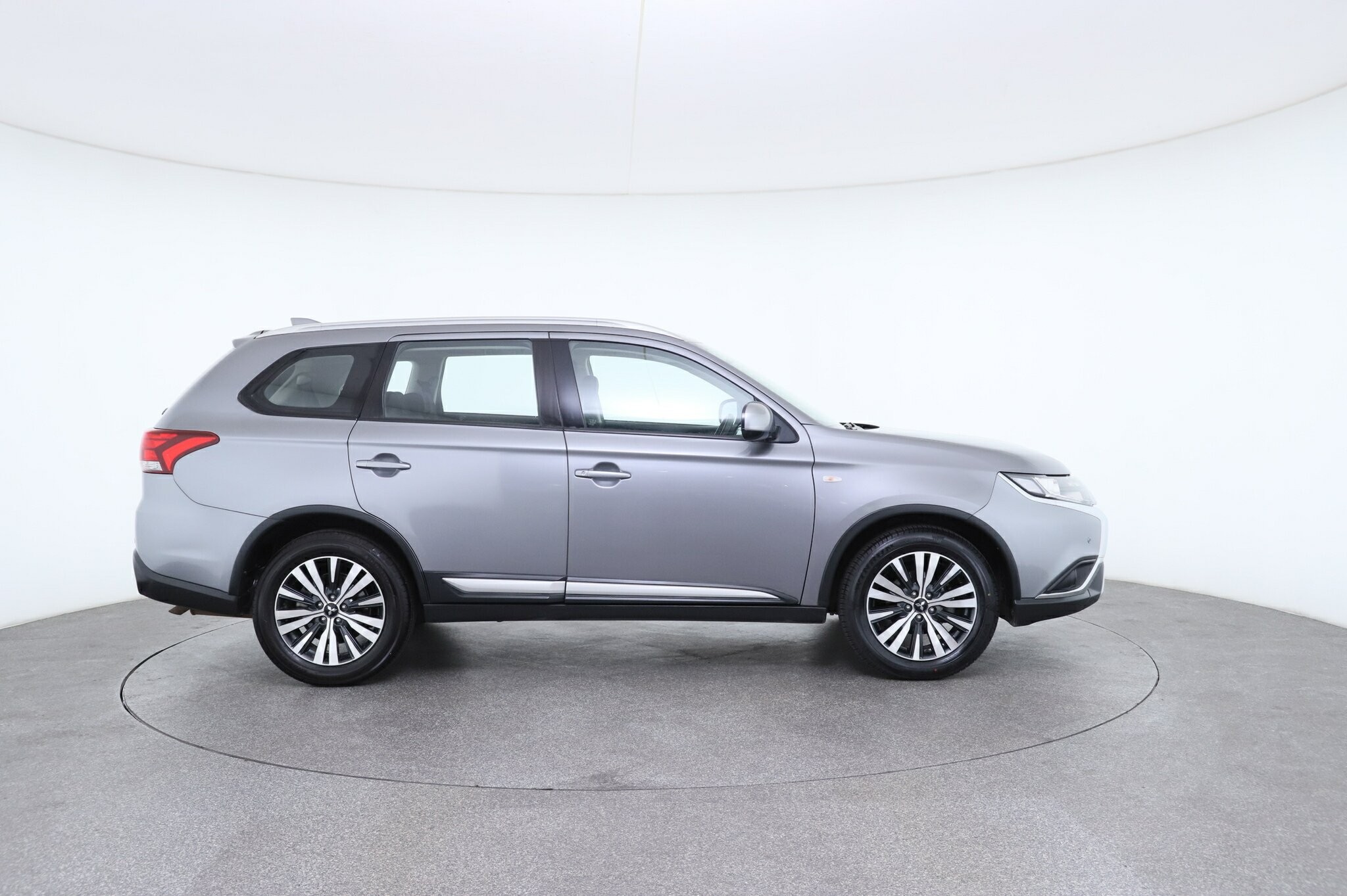 Mitsubishi Outlander image 4
