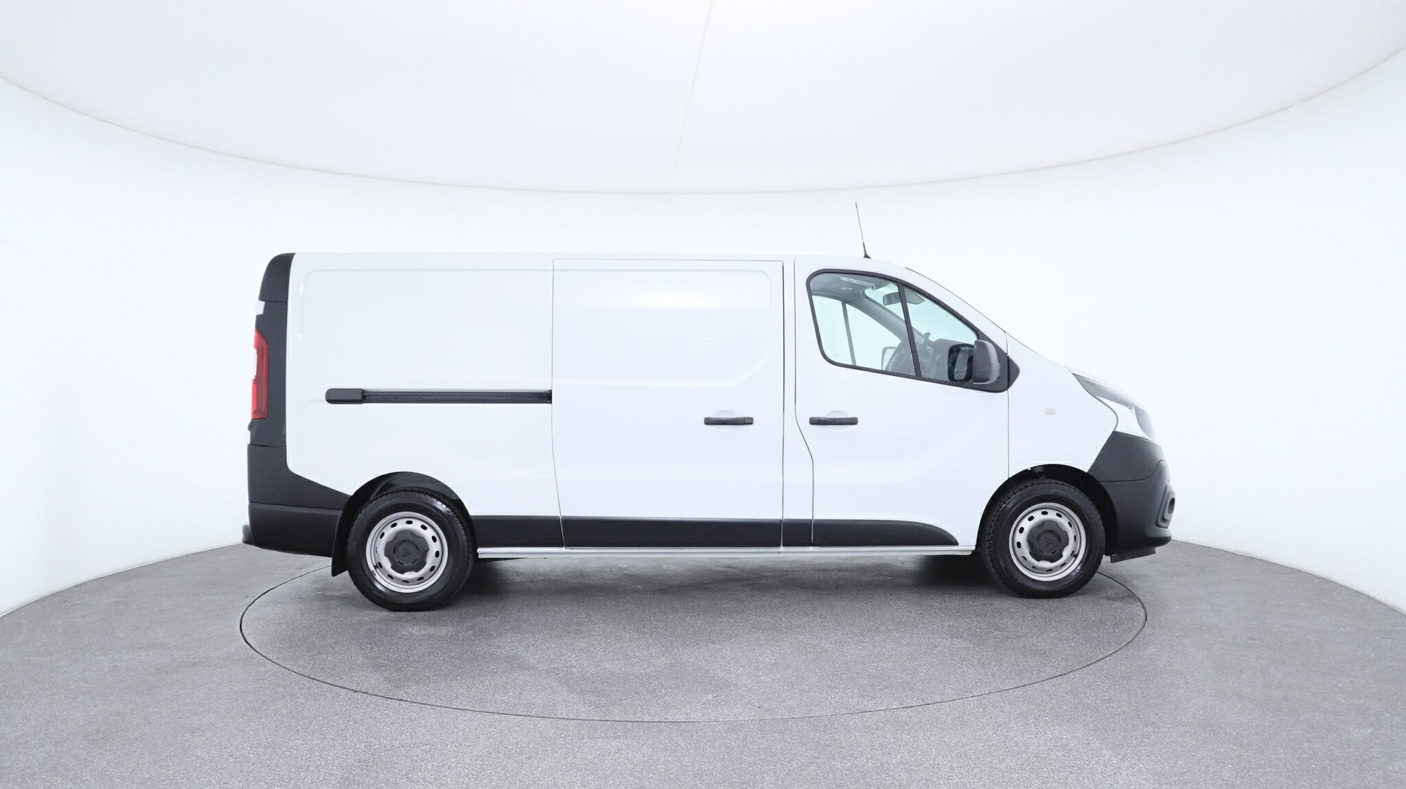 Mitsubishi Express image 4