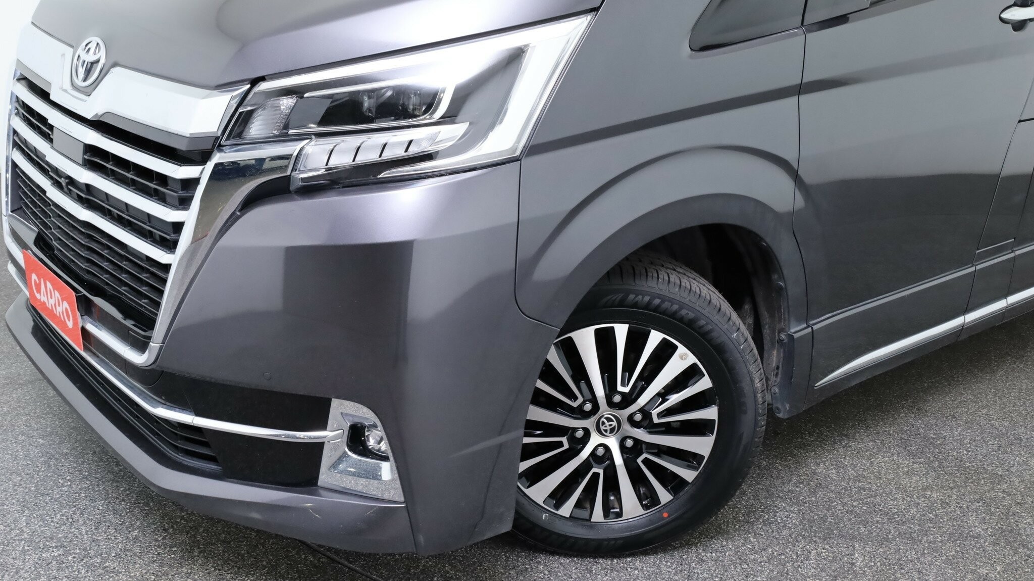 Toyota Granvia image 3