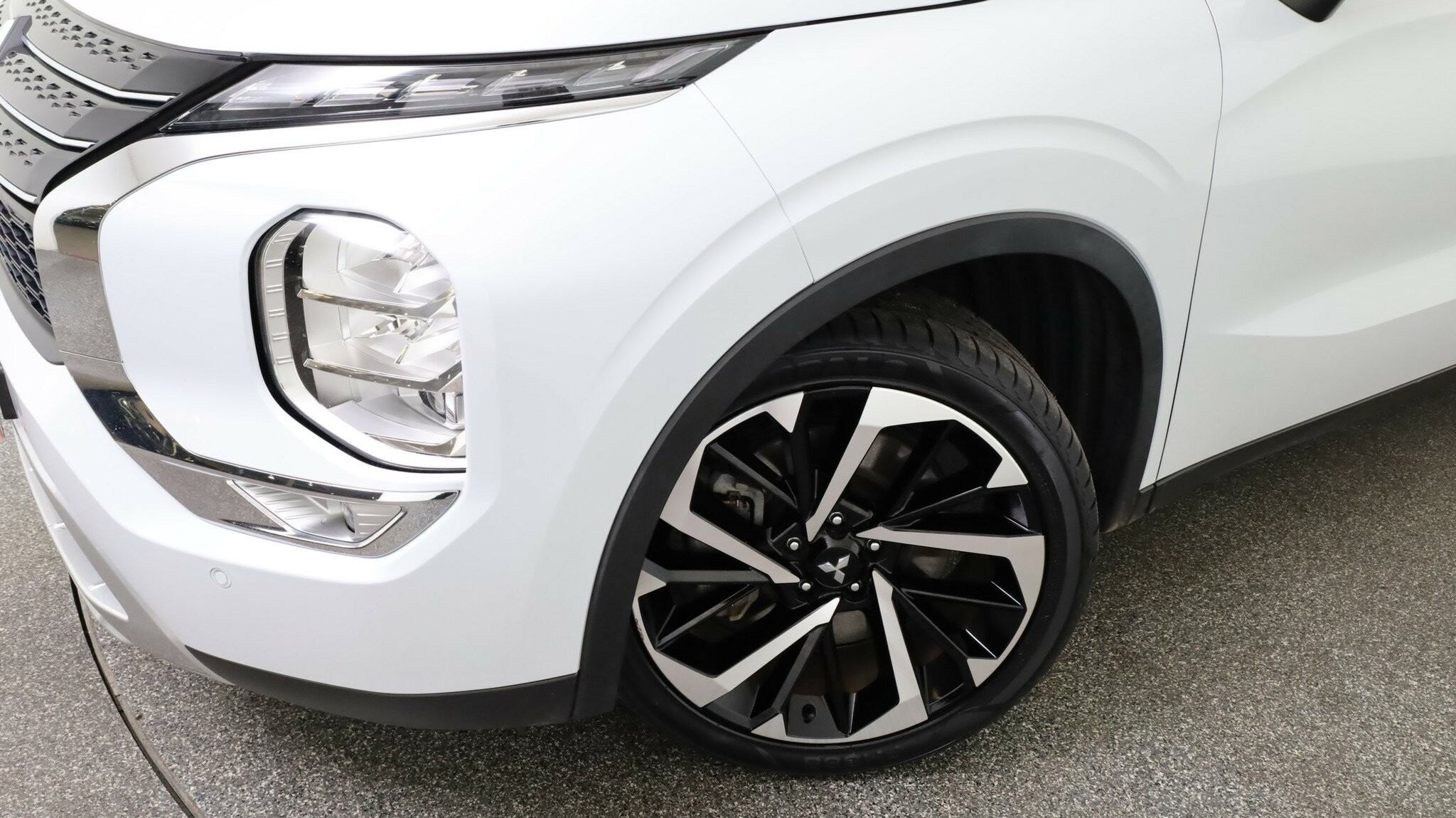 Mitsubishi Outlander image 3