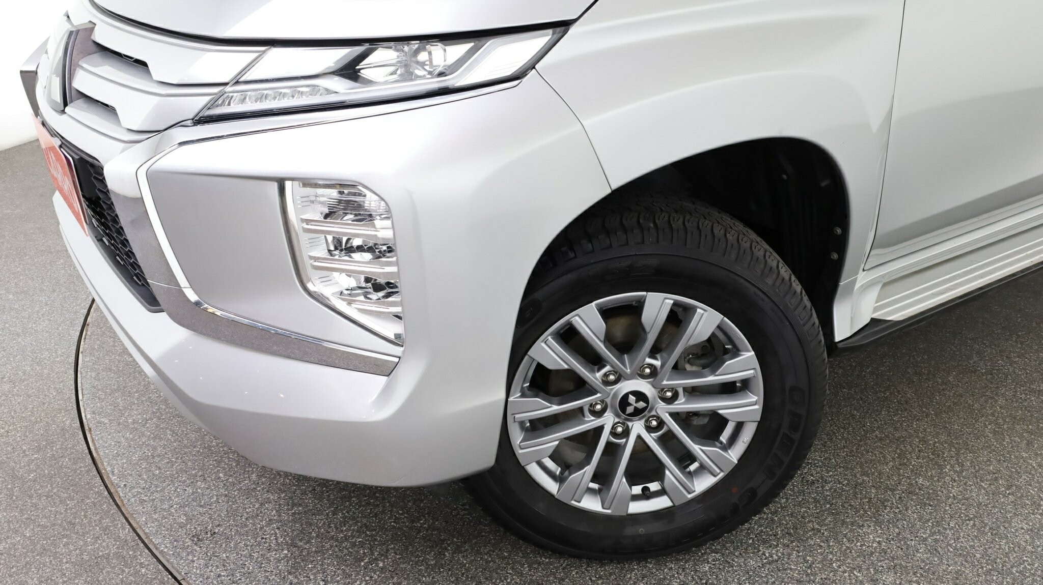 Mitsubishi Pajero Sport image 3