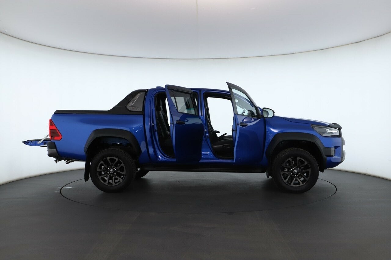 Toyota Hilux image 2