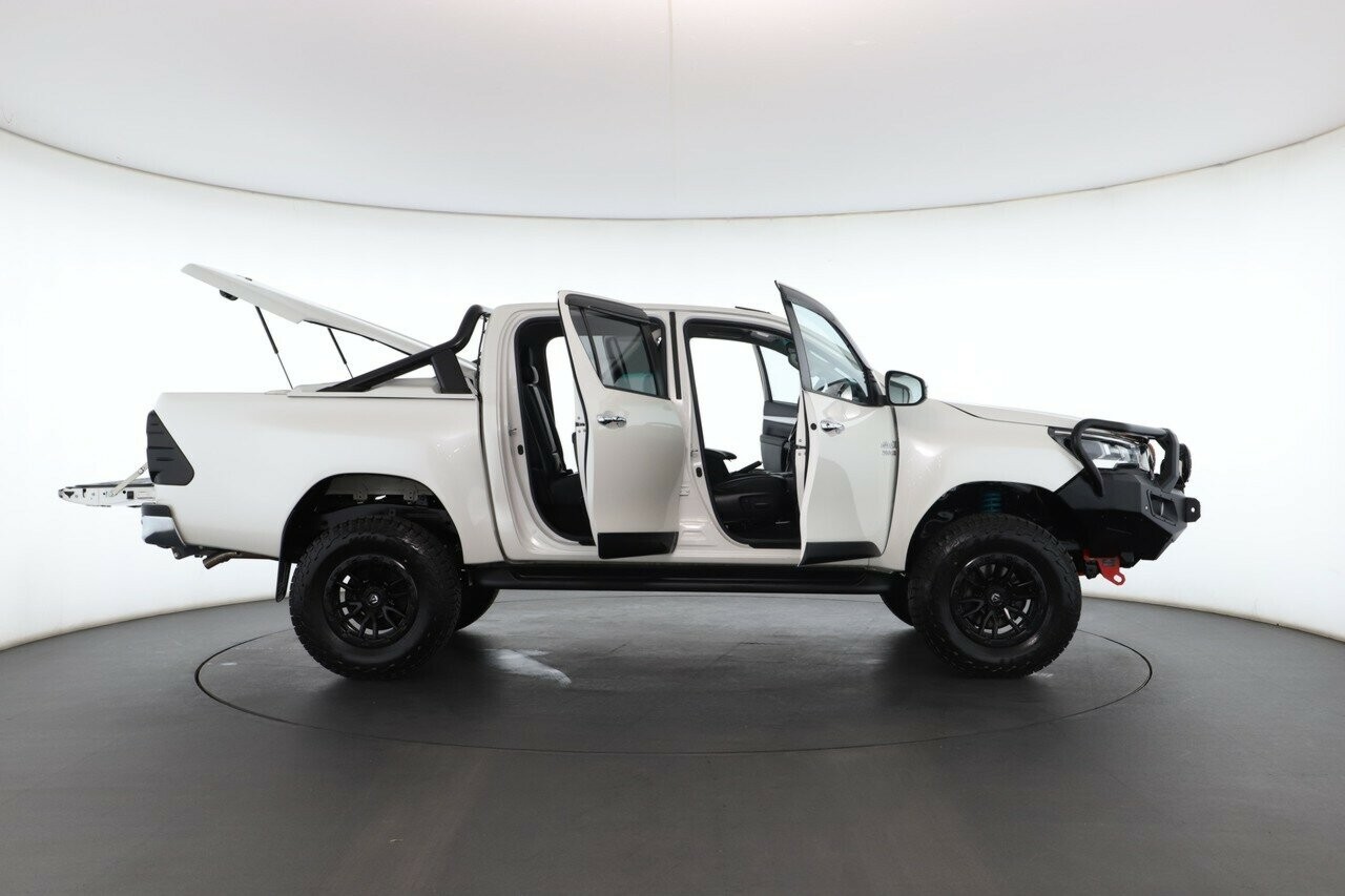 Toyota Hilux image 2