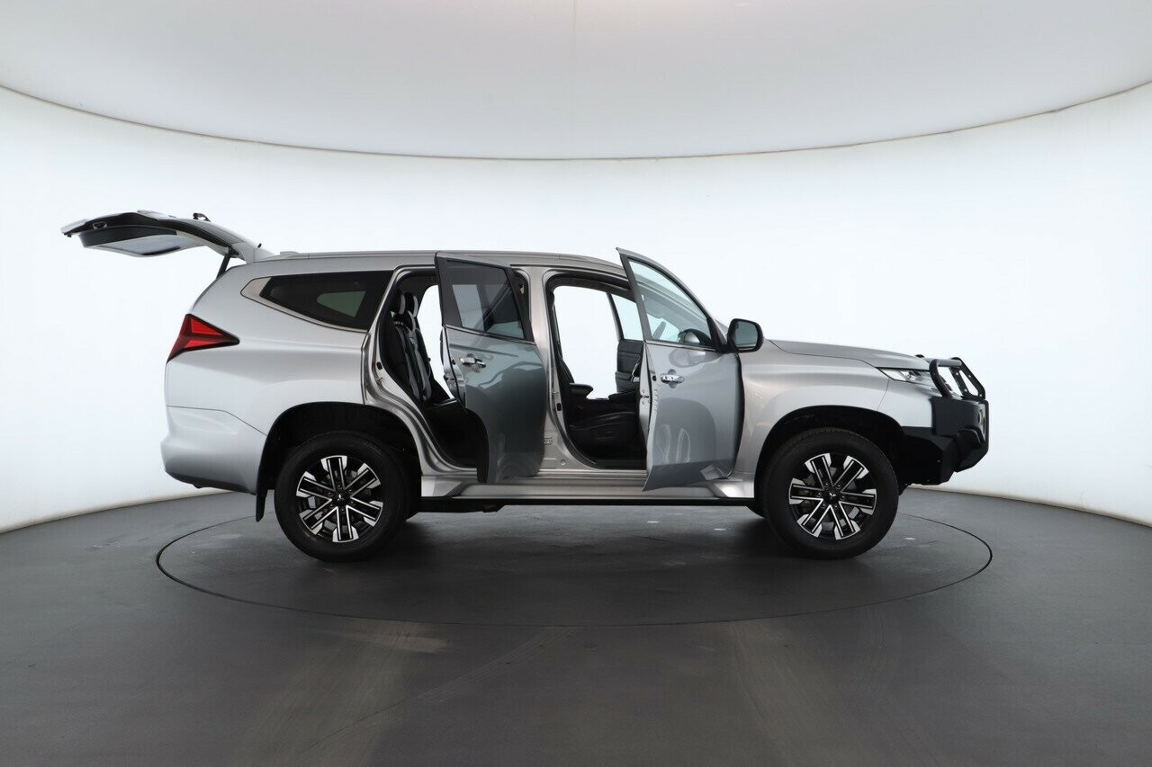 Mitsubishi Pajero Sport image 2