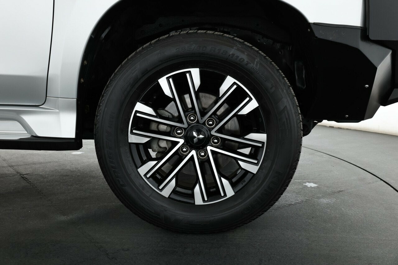 Mitsubishi Pajero Sport image 4