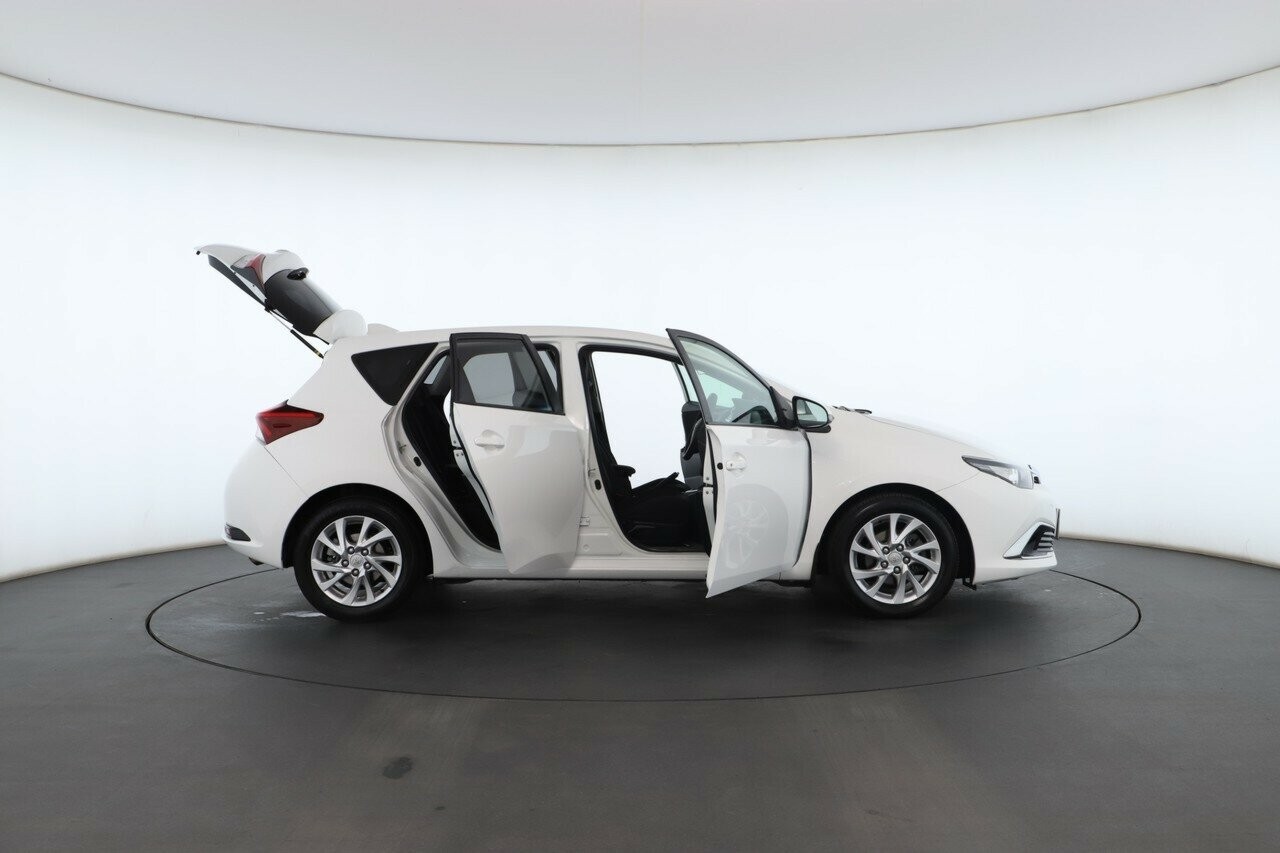 Toyota Corolla image 2