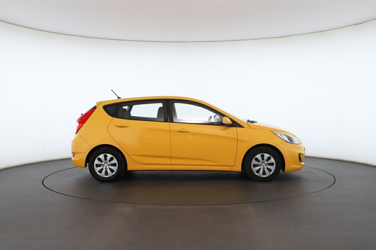Hyundai Accent image 2