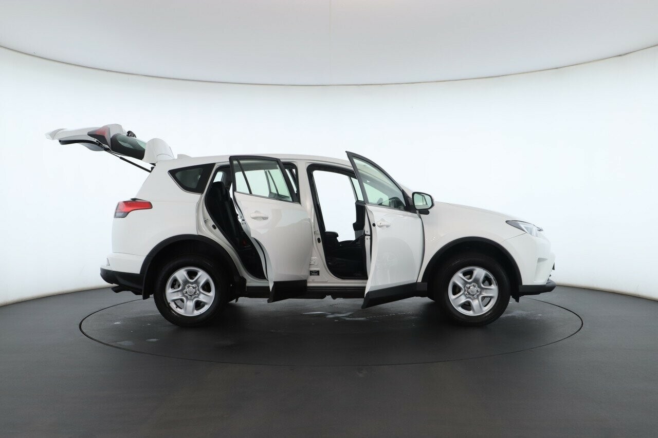Toyota Rav4 image 2
