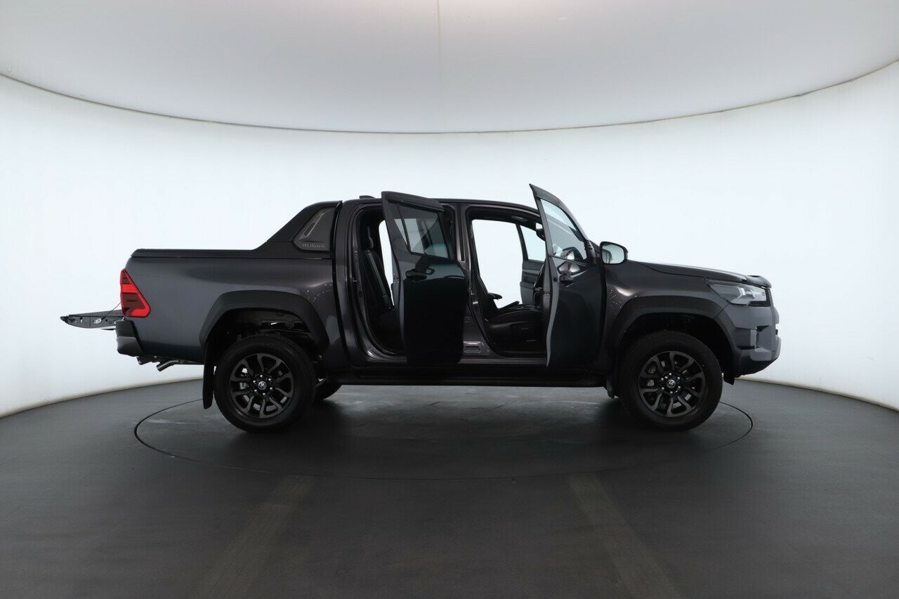 Toyota Hilux image 2