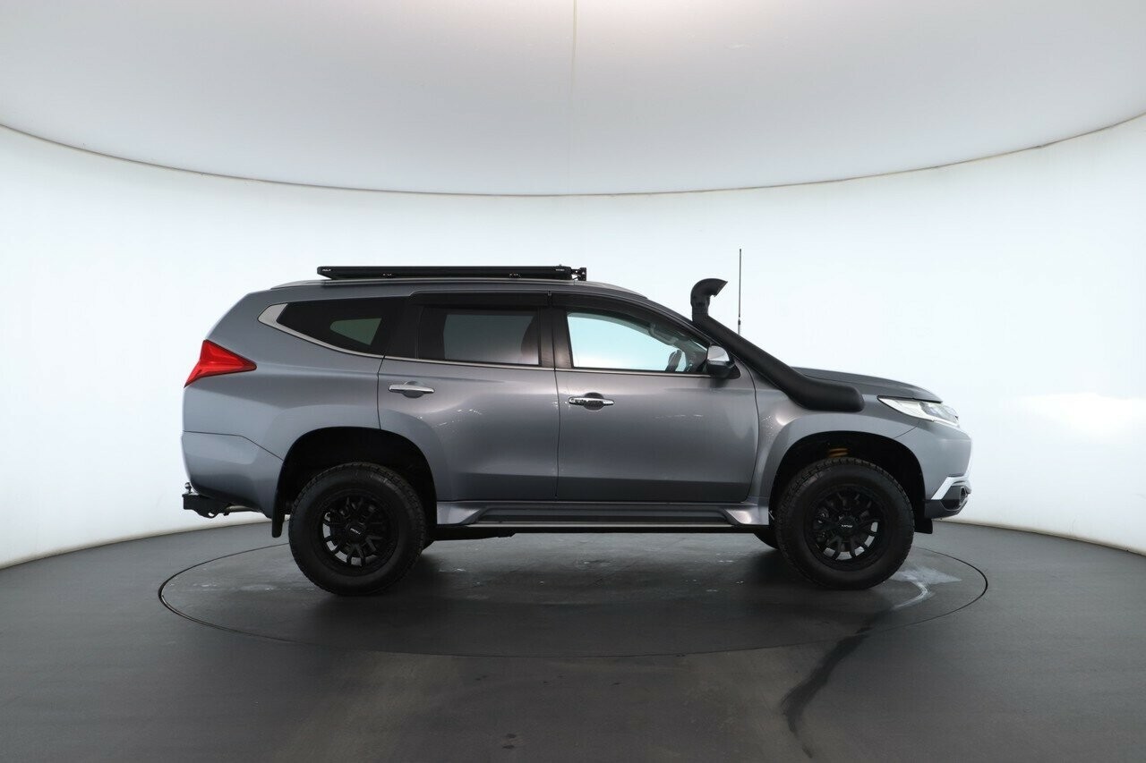 Mitsubishi Pajero Sport image 2