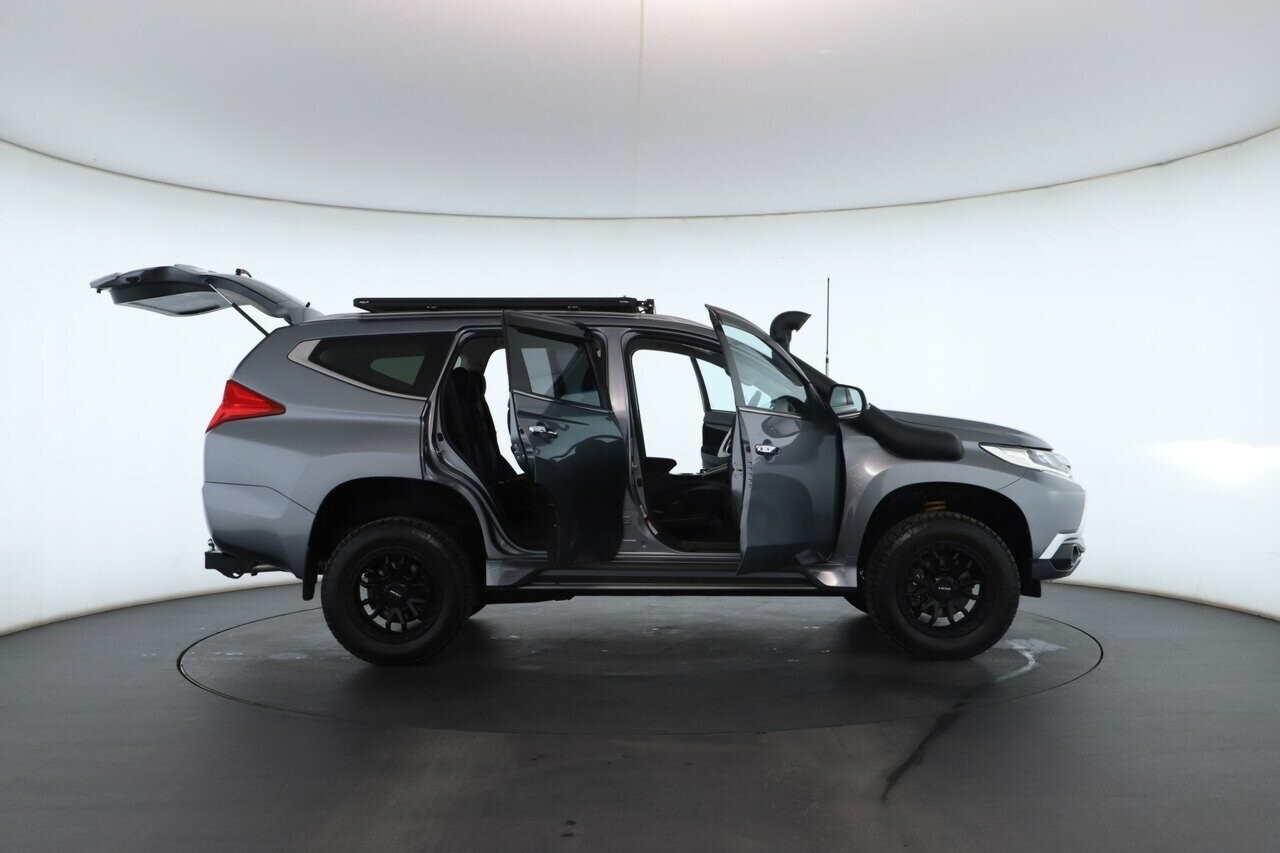 Mitsubishi Pajero Sport image 3