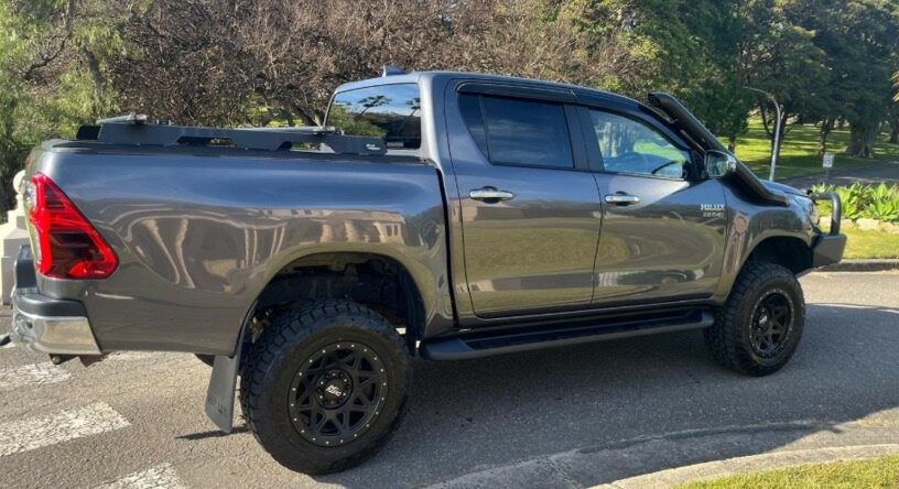 Toyota Hilux image 2