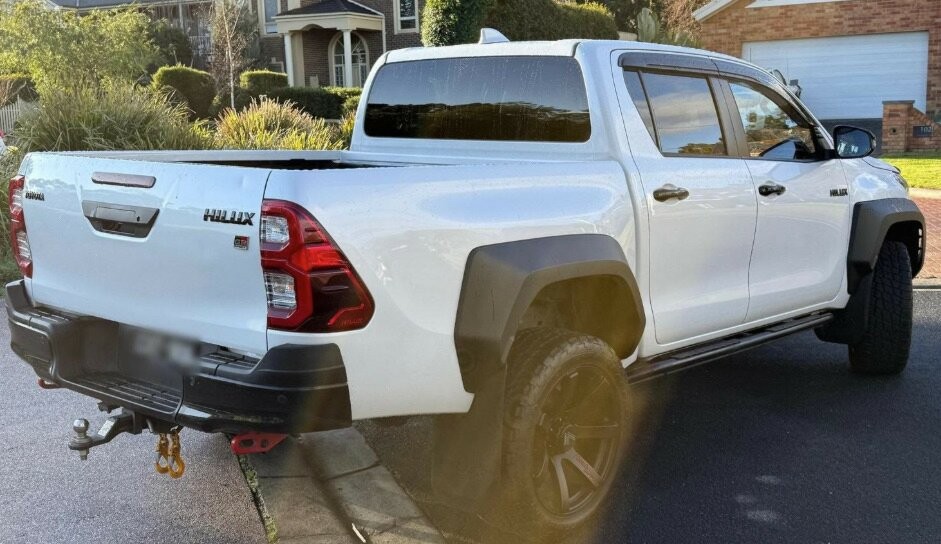 Toyota Hilux image 2