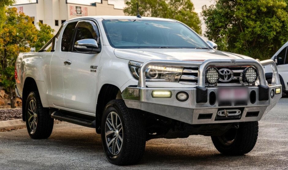 Toyota Hilux image 2