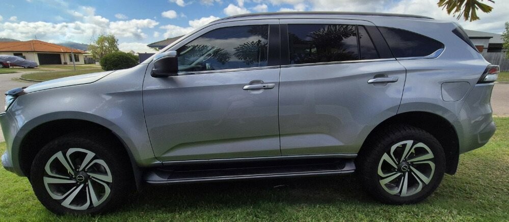 Isuzu Mu-x image 1