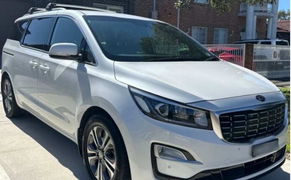 Kia Carnival image 1