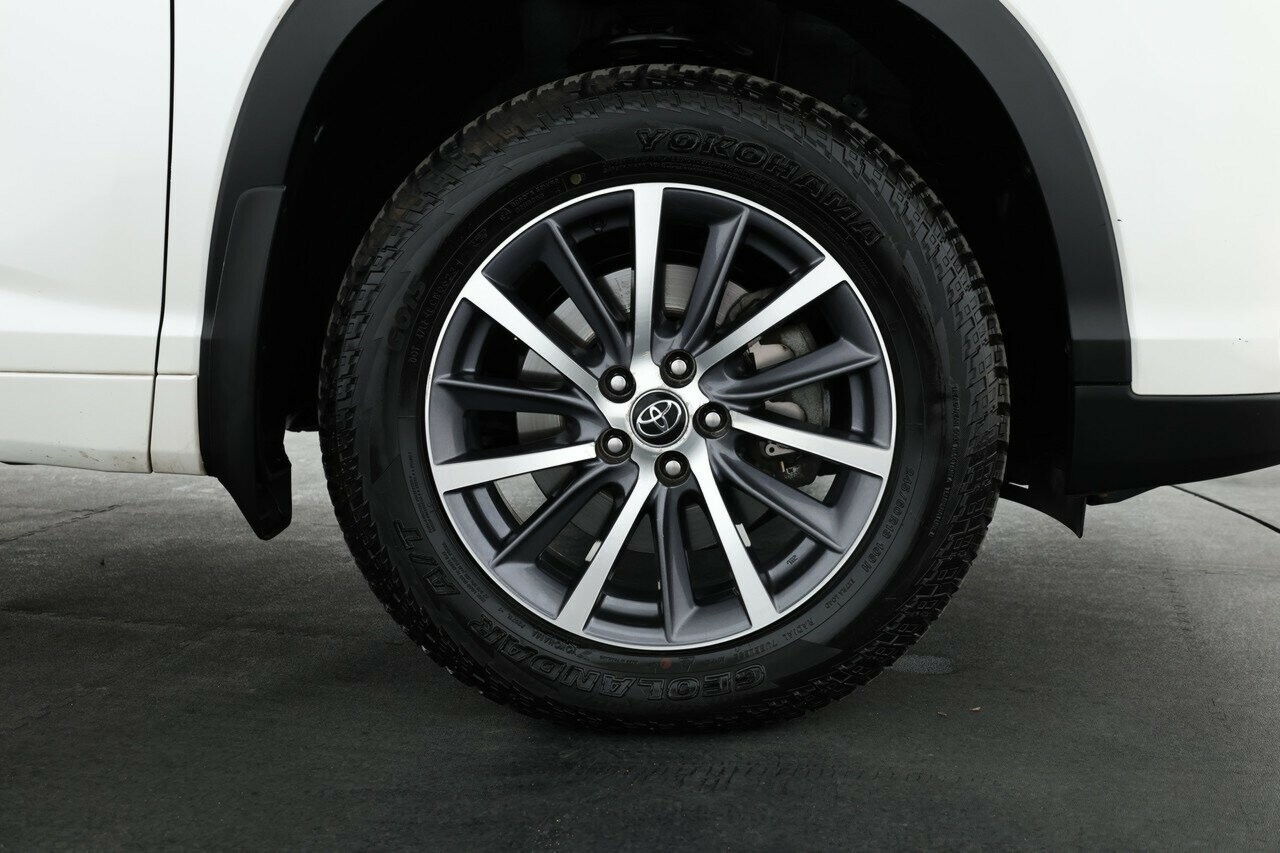 Toyota Kluger image 4