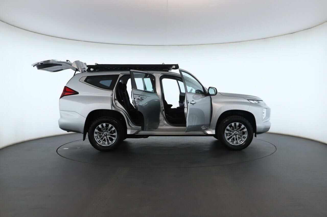 Mitsubishi Pajero Sport image 2