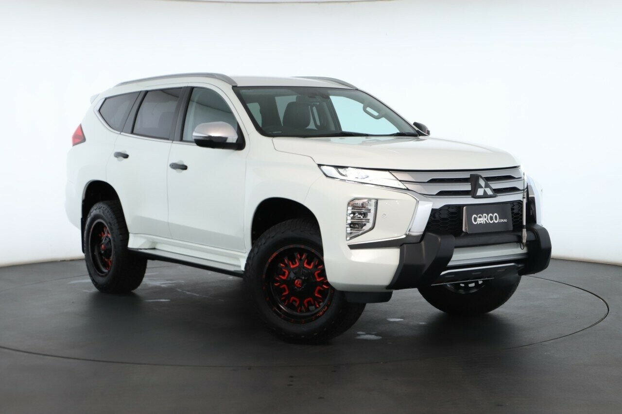 Mitsubishi Pajero Sport image 1