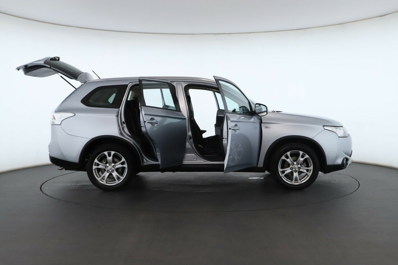 Mitsubishi Outlander image 2