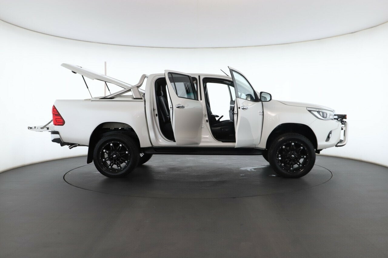 Toyota Hilux image 2