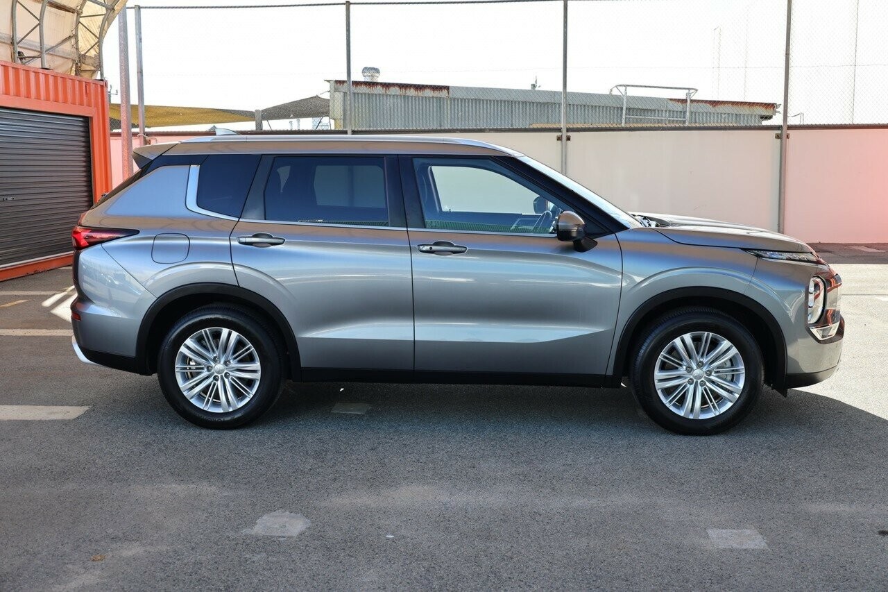 Mitsubishi Outlander image 2