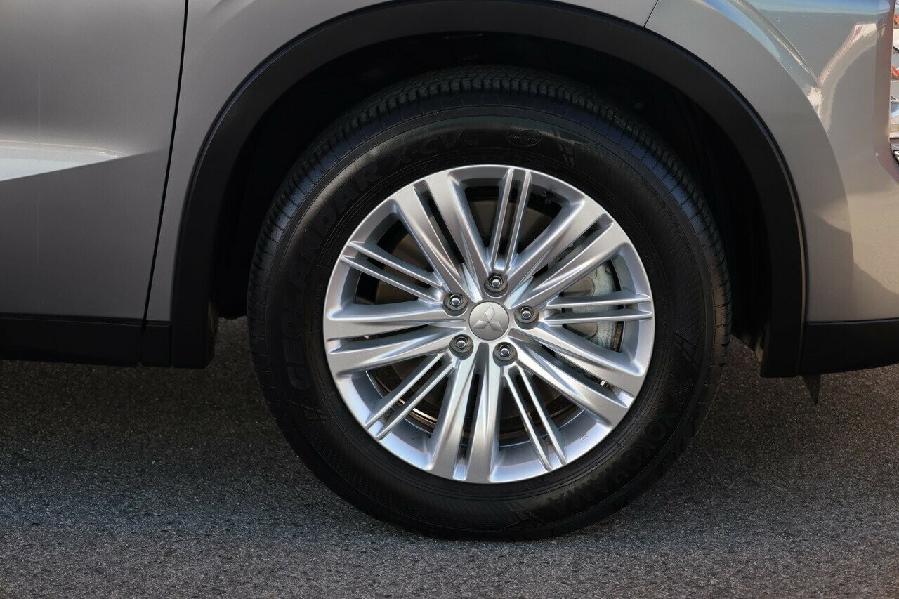 Mitsubishi Outlander image 3