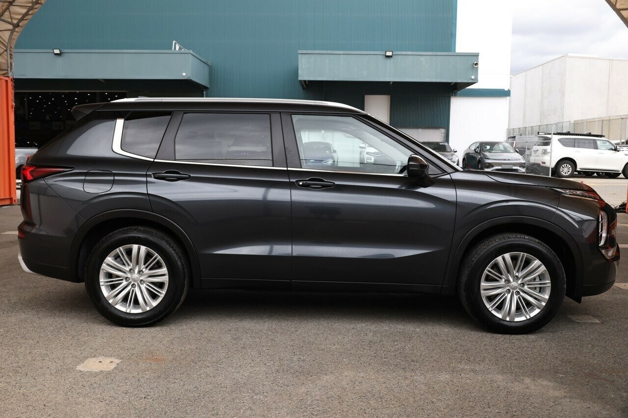 Mitsubishi Outlander image 2