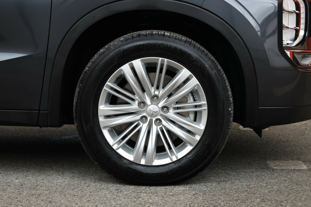 Mitsubishi Outlander image 3