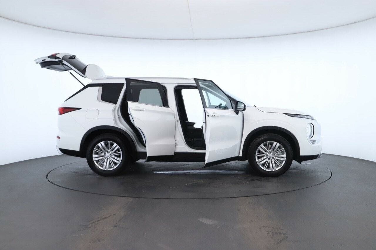 Mitsubishi Outlander image 2