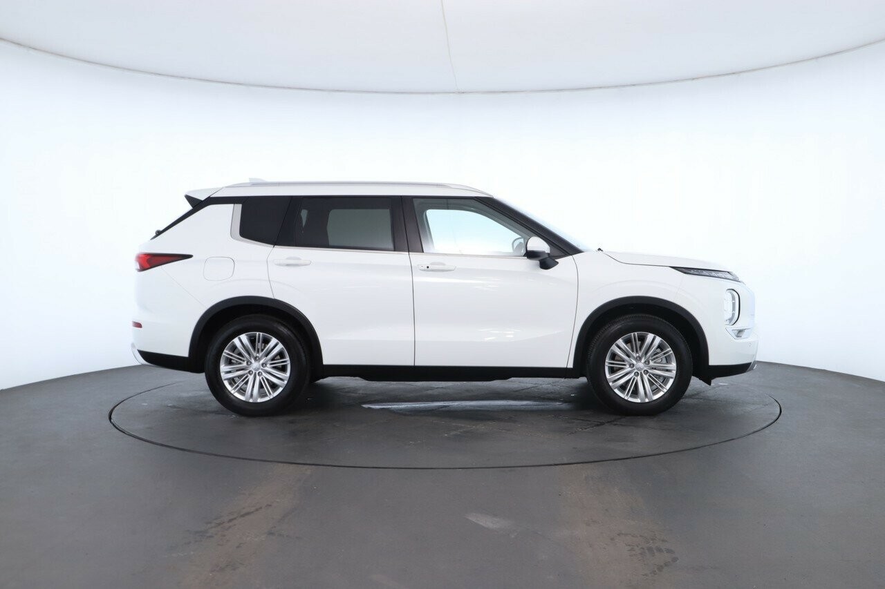 Mitsubishi Outlander image 3