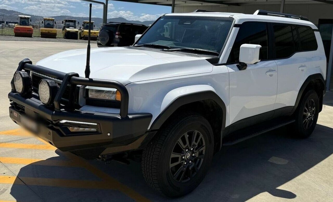 Toyota Landcruiser Prado image 3