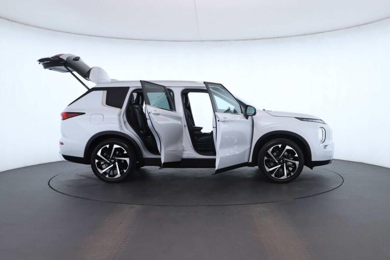 Mitsubishi Outlander image 2