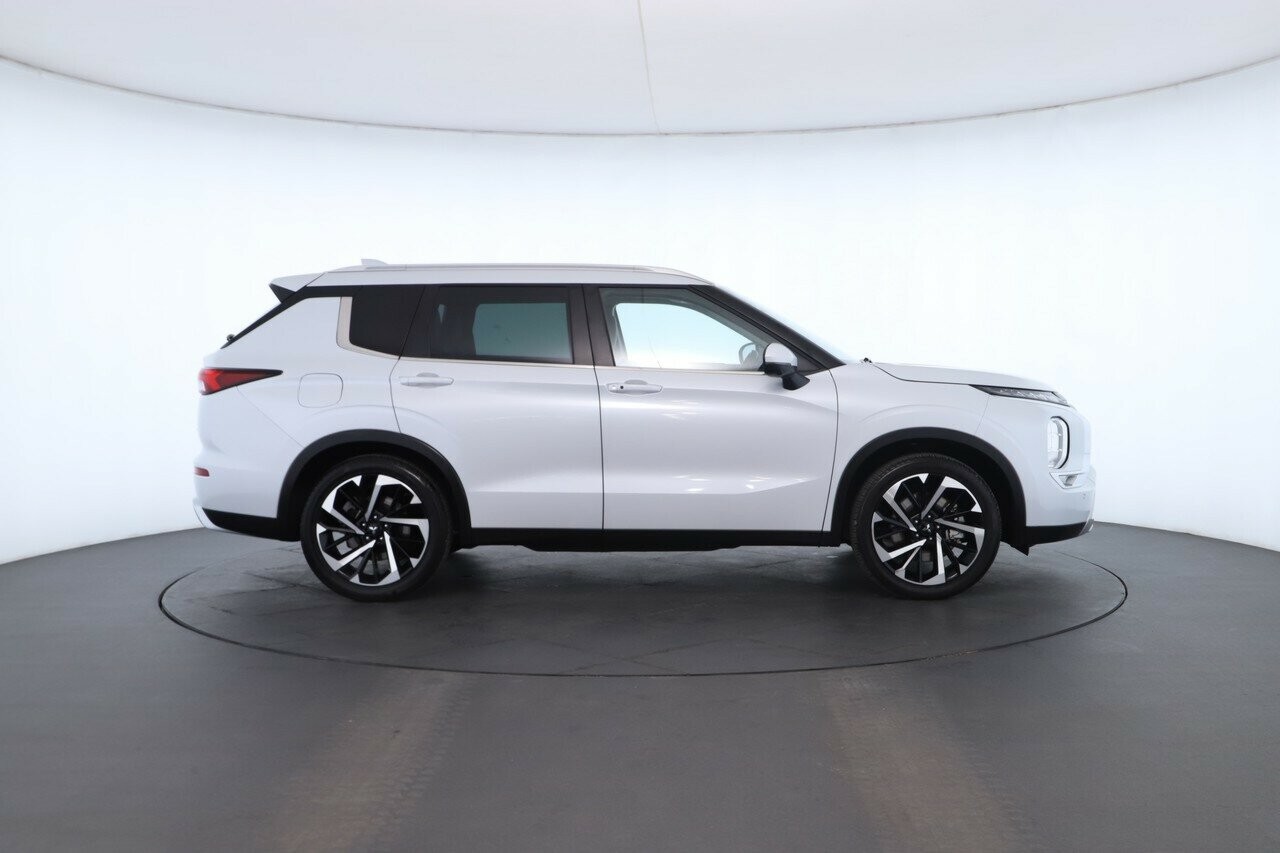 Mitsubishi Outlander image 3