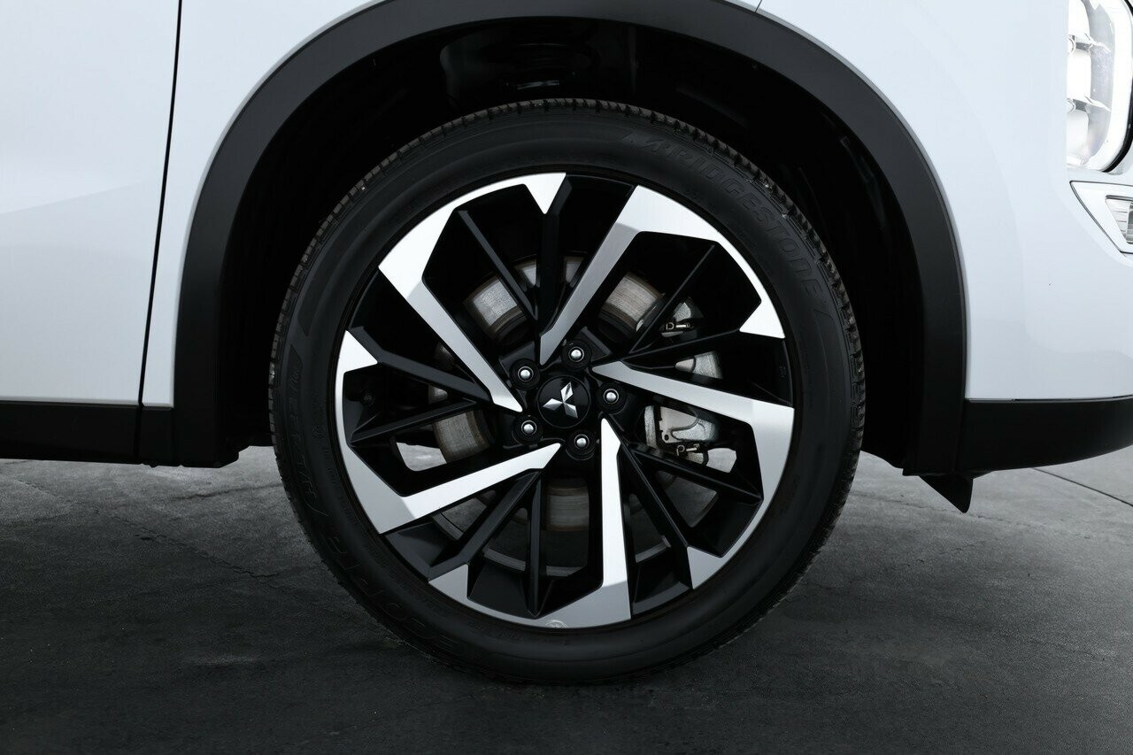 Mitsubishi Outlander image 4