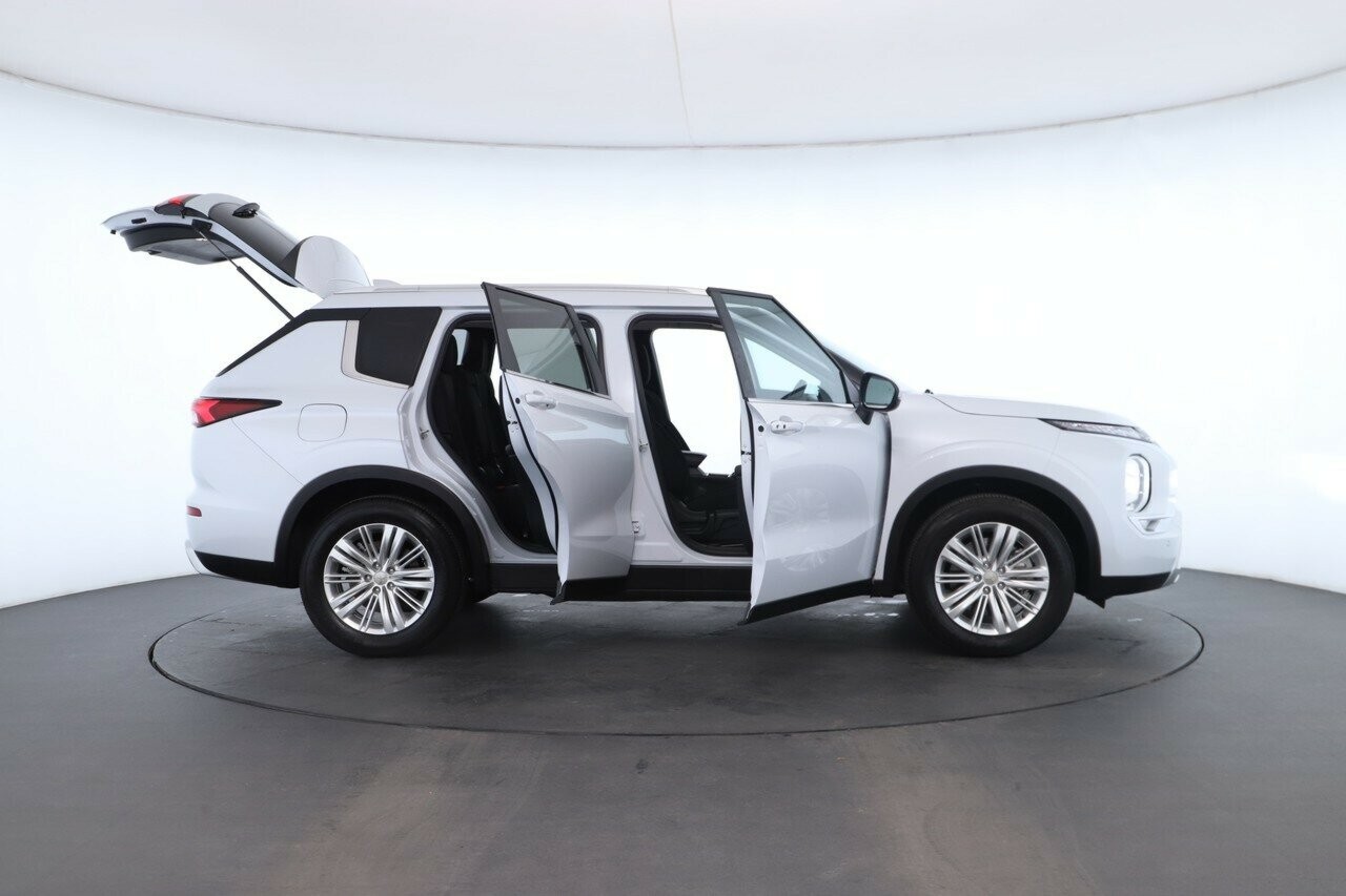 Mitsubishi Outlander image 2