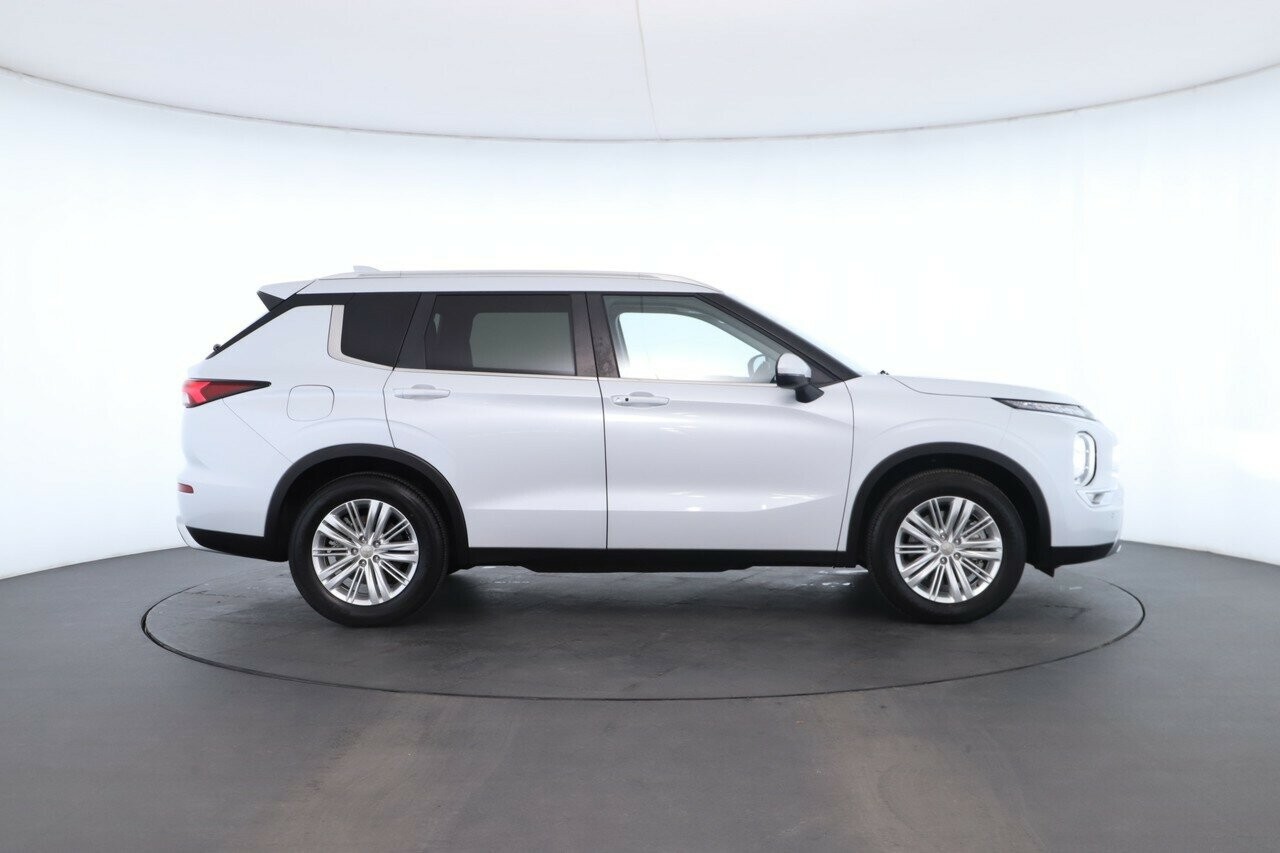 Mitsubishi Outlander image 3